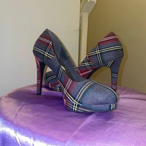 FIONI plaid women’s heels size 7